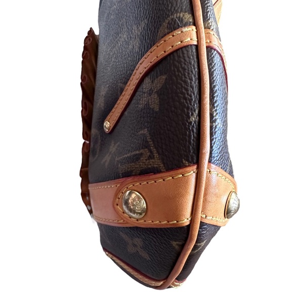 Louis Vuitton Monogram Canvas Leonor Limited Edition ruffled bag. - Picture 9 of 16